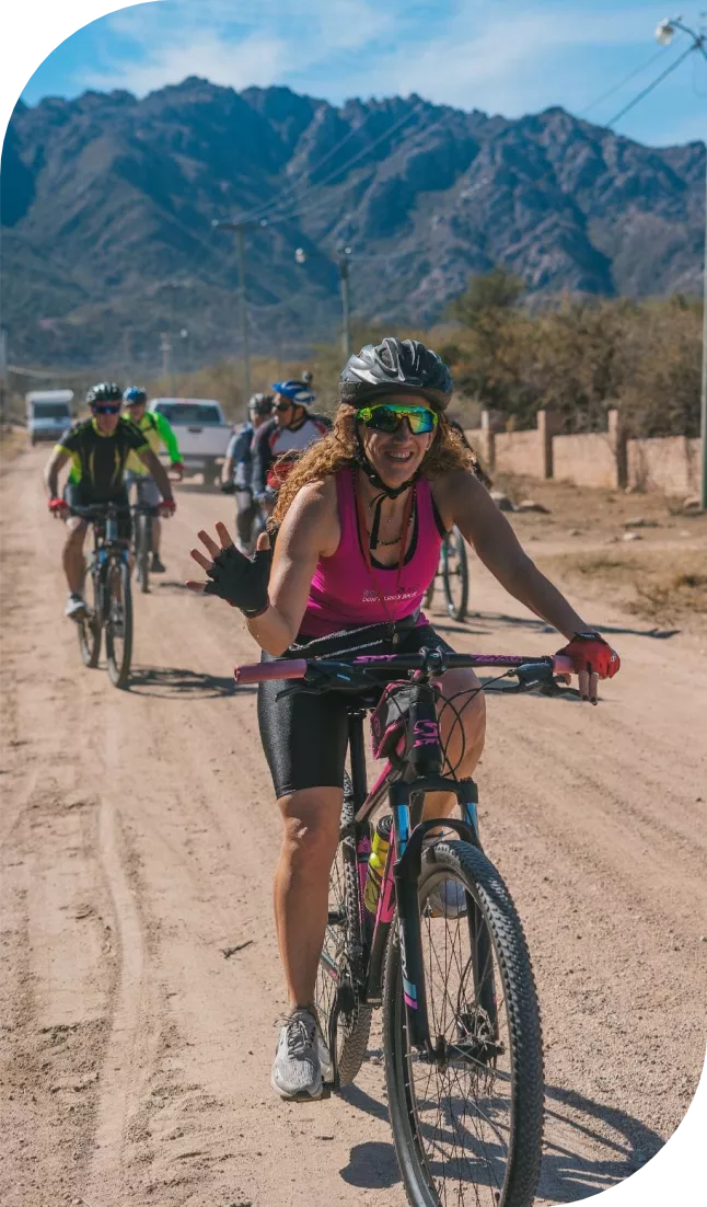 Ciclista en camino de tierra