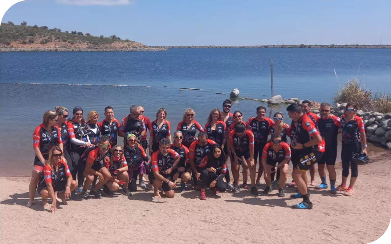 Grupo de ciclistas en el dique