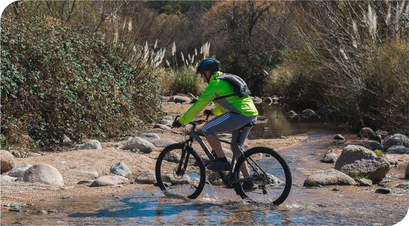 Ciclista cruzando un arroyo